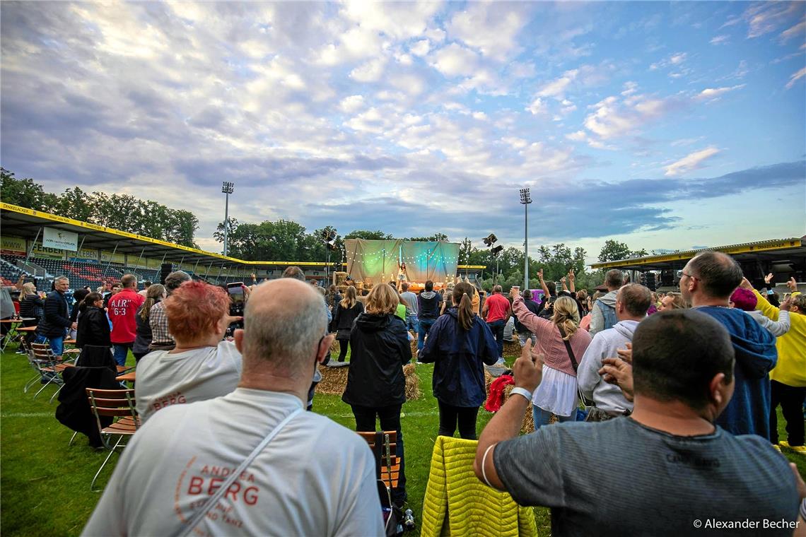 Das besondere Heimspiel: Andrea Berg feiert mit ihren Fans "Steh auf und tanz". ...