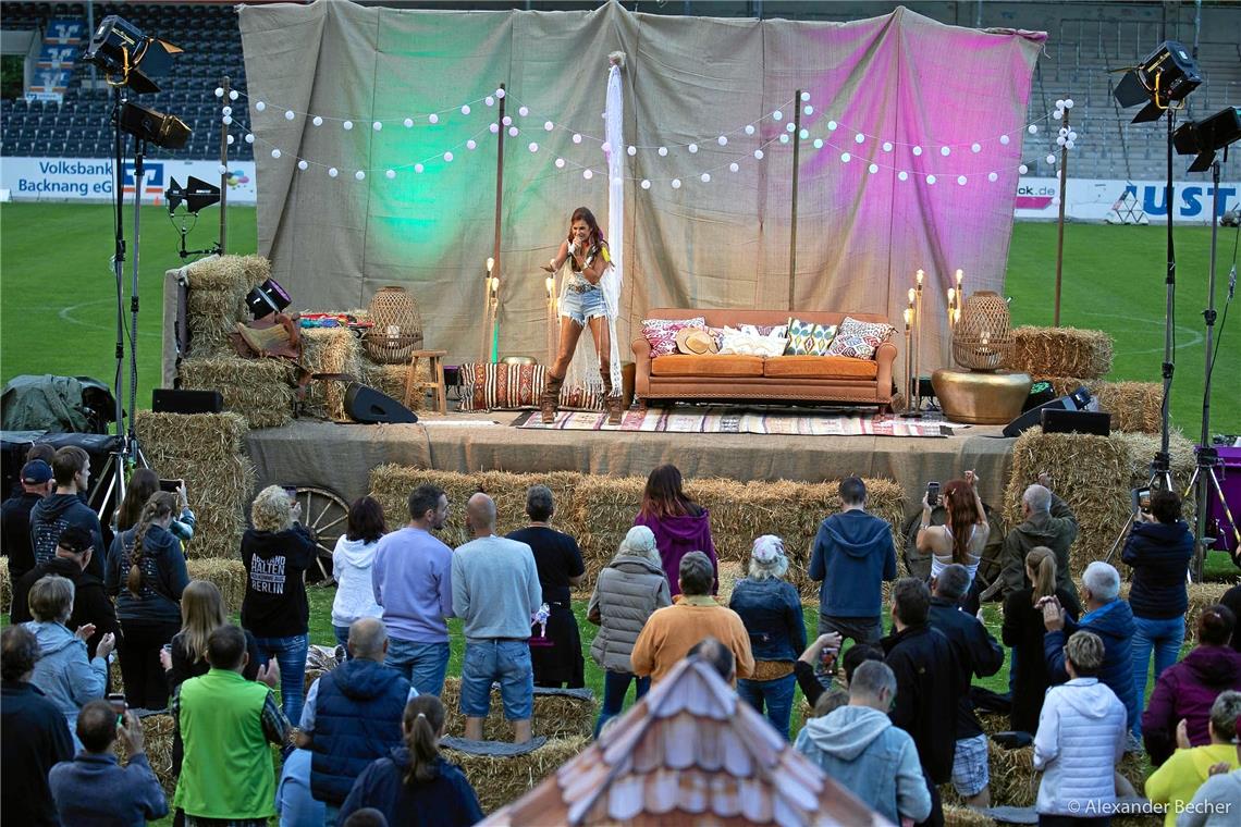 Das besondere Heimspiel: Andrea Berg feiert mit ihren Fans "Steh auf und tanz". ...