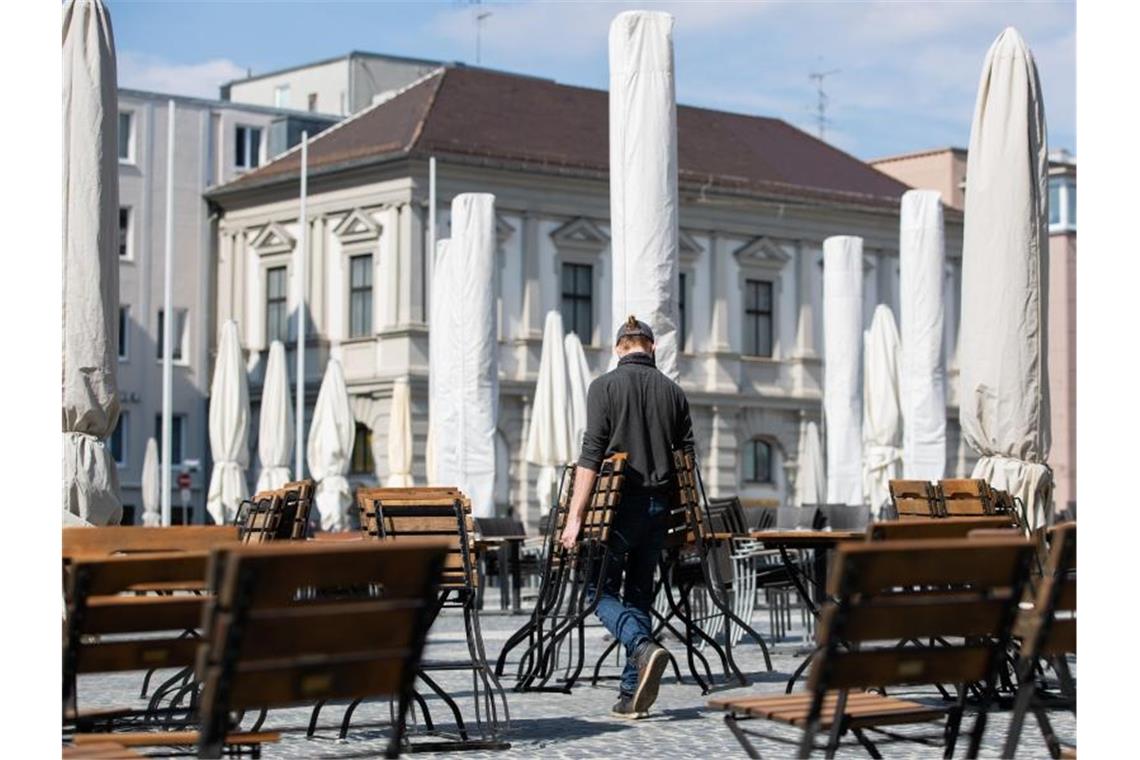 Statistikamt: Deutsche Wirtschaft weiter auf Erholungskurs Das besonders hart von den coronabedingten Einschränkungen betroffene Gastgewerbe arbeite sich allmählich aus dem Corona-Loch. Foto: Tom Weller/dpa