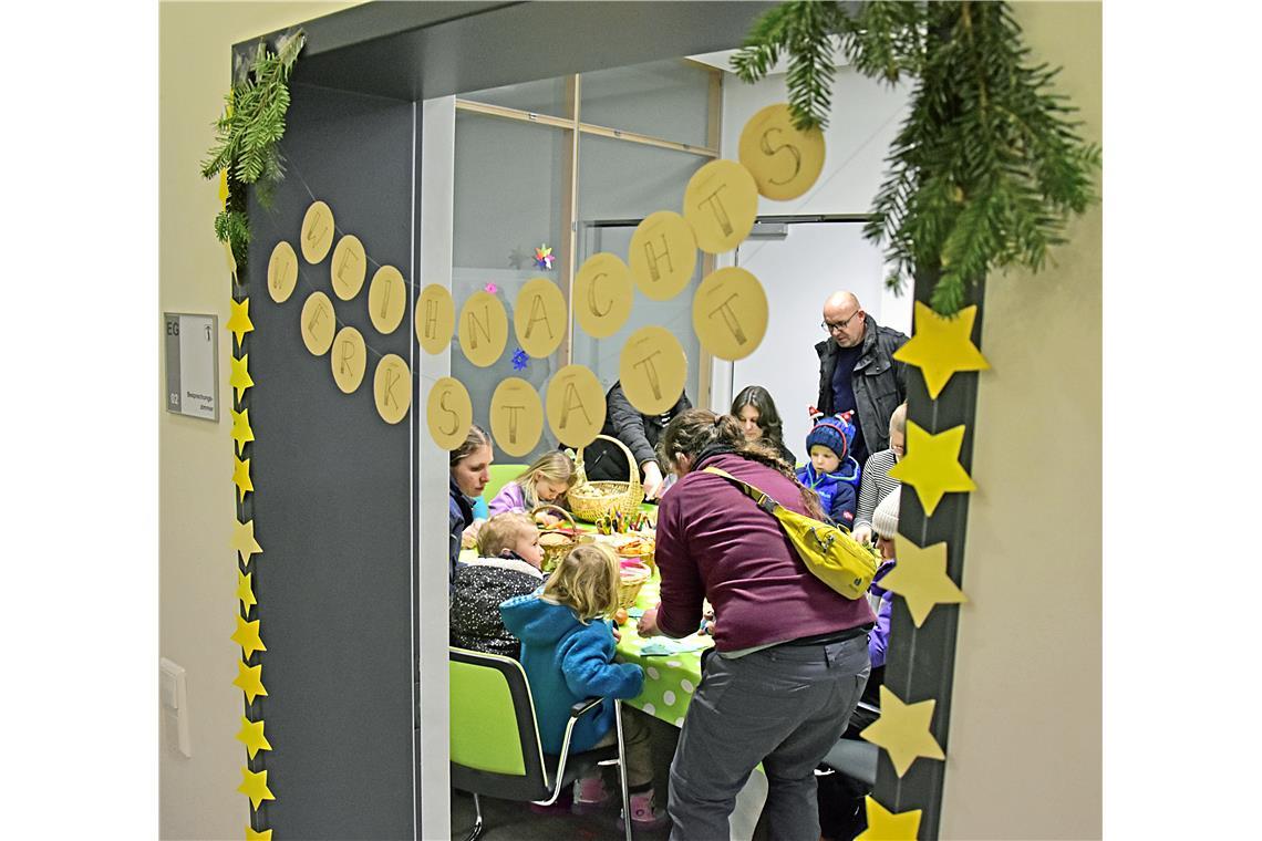 Das Besprechungszimmer ist am Wochenende im Rathaus die Weihnachtswerkstatt in d...