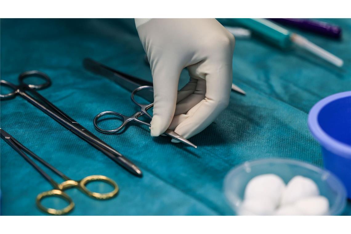 Forschungslücke Frau: Warum Standards nicht für alle passen Das Besteck in der Chirurgie ist einer Expertin zufolge eher auf Männerhände ausgelegt.