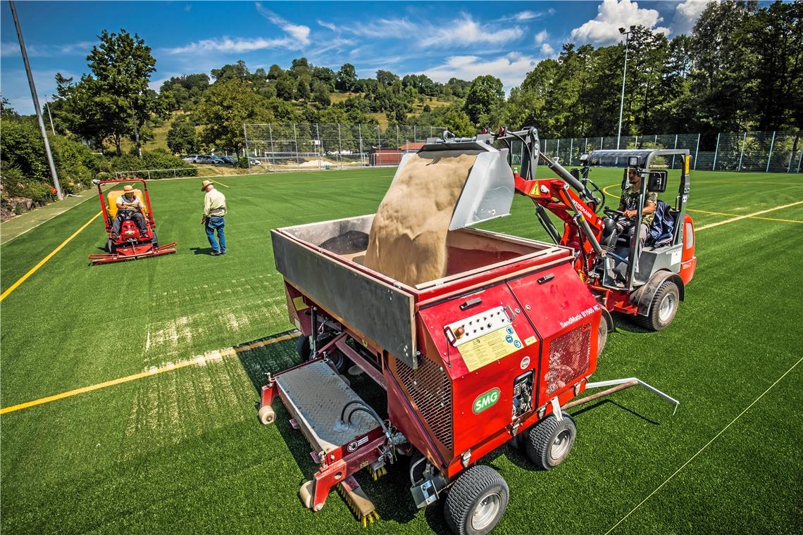 Das bestehende Gerät, das für die Pflege des Kunstrasenplatzes in Oppenweiler genutzt wird, reicht wohl nicht aus. Die Spielerinnen und Spieler beschweren sich seit Jahren darüber, dass der Platz bei Kälte und Nässe sehr rutschig wird. Archivfoto: Alexander Becher