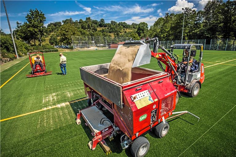 Das bestehende Gerät, das für die Pflege des Kunstrasenplatzes in Oppenweiler genutzt wird, reicht wohl nicht aus. Die Spielerinnen und Spieler beschweren sich seit Jahren darüber, dass der Platz bei Kälte und Nässe sehr rutschig wird. Archivfoto: Alexander Becher