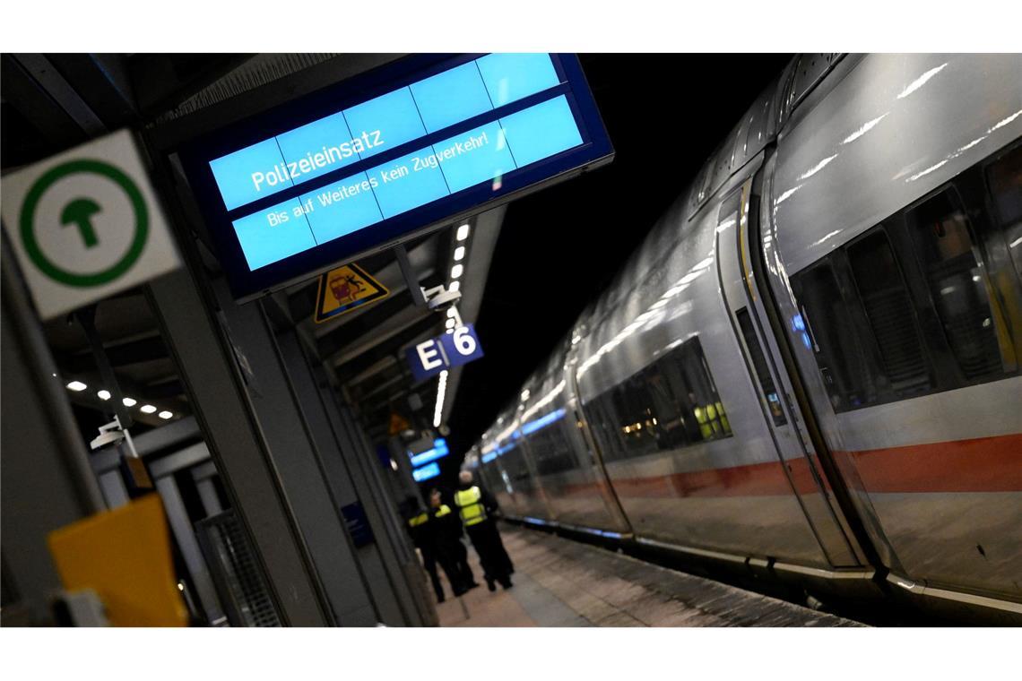 Das betroffene Gleis am Bahnhof wurde gesperrt. Das wirkte sich auch auf andere Züge im Fern- und Regionalverkehr aus.