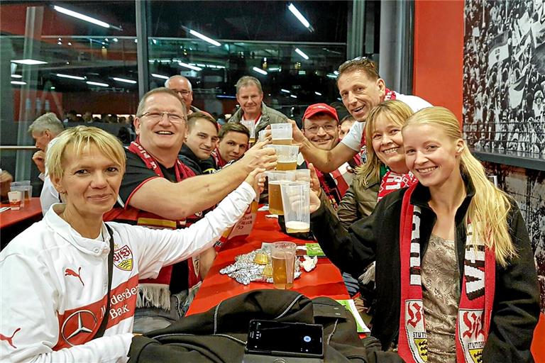Das Bierchen mit Fanclub-Freunden gehört für Siegfried Riese (Zweiter von links) und Harald Hohnheit (Dritter von rechts) zu VfB-Spielen dazu. Foto: privat