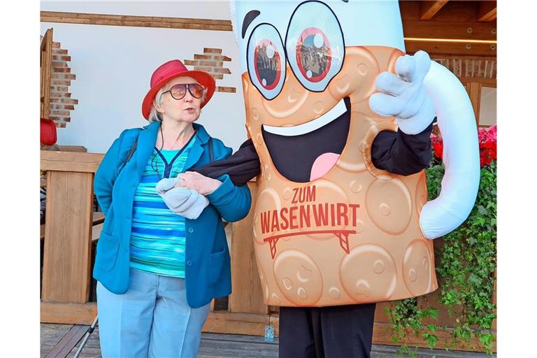 Das Bierkrugmaskottchen ist ein Publikumsmagnet.
