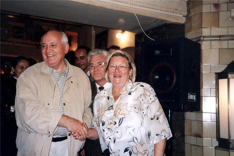 Das Bild, das den Medienrummel ausgelöst hat: Ursel Kress im Jahr 2000 mit dem ehemaligen Staatspräsidenten der Sowjetunion, Michail Gorbatschow, in Berlin. Foto: Ernst Kress 