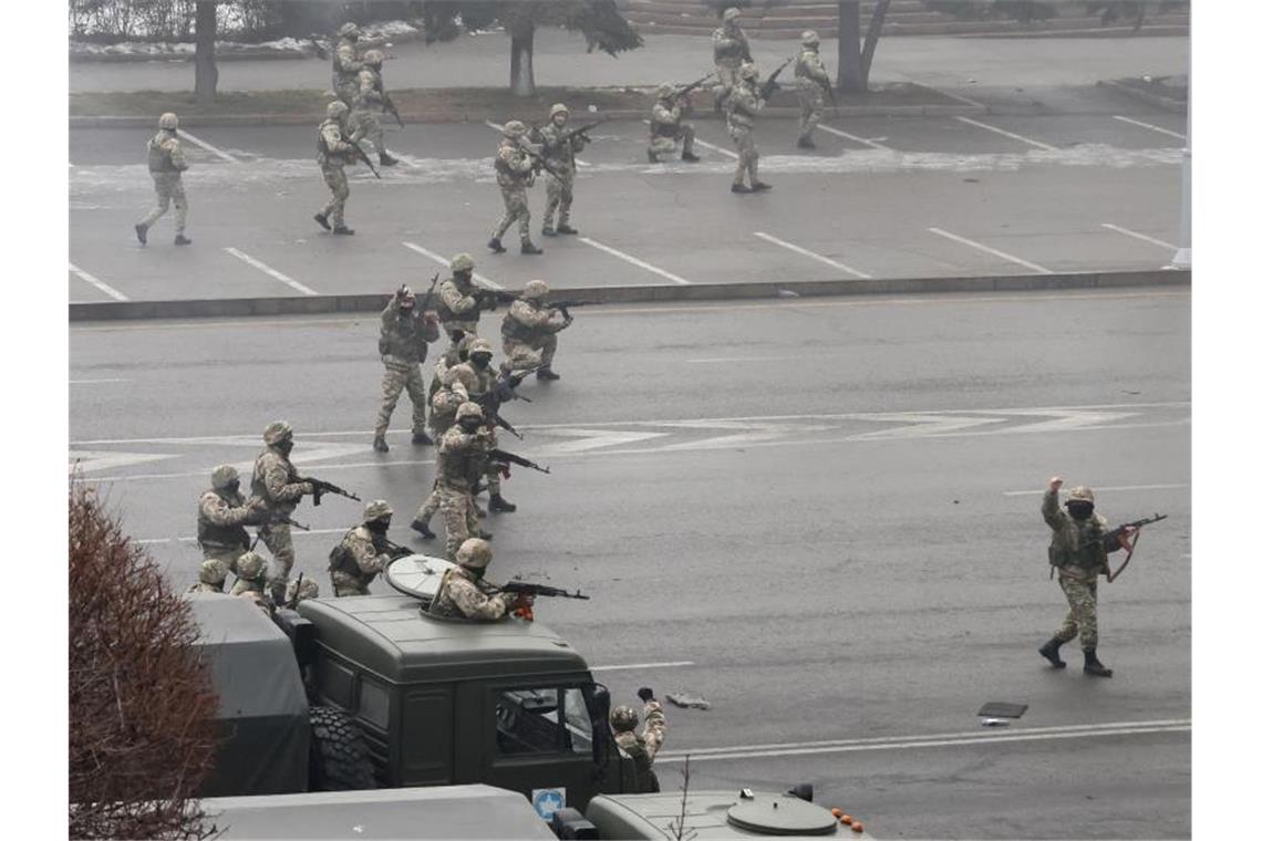 Das Bild der russischen Staatsagentur Tass zeigt Sicherheitskräfte, die im kasachischen Almaty eingesetzt sind, um Massenunruhen zu beenden. Foto: Valery Sharifulin/TASS/dpa