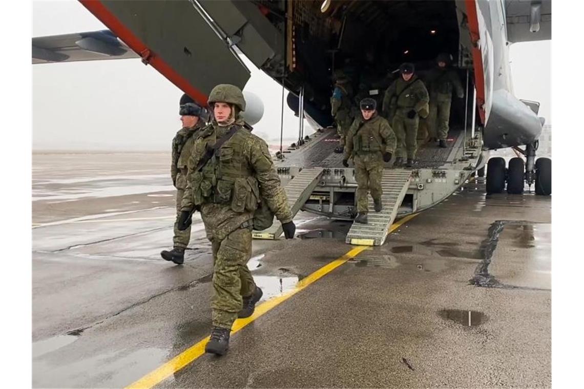 Mehr als 160 Tote bei Unruhen in Kasachstan Das Bild der Staatsagentur Tass zeigt russische OVKS-Friedenstruppen bei der Ankunft in Kasachstan. Foto: Russian Defence Ministry/dpa