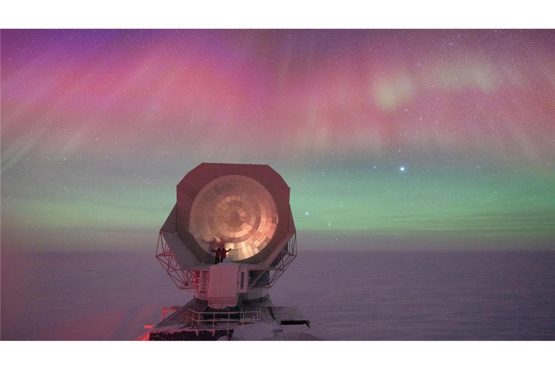 Forschung extrem: Schwarzlicht-Frösche und eisige Einsamkeit Das Bild von Aman Chokshi zeigt das riesige Teleskop an der Amundsen-Scott-Südpolstation umgeben von spektakulären Polarlichtern.