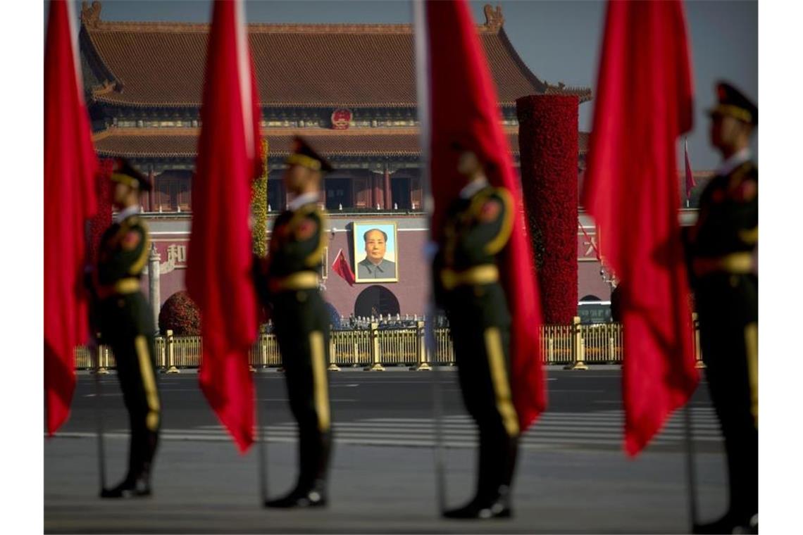 Gigantische Waffenschau in Peking - Randale in Hongkong Das Bild von Mao Tsetung, dem Gründer der Volksrepublik China, am Eingang zur verbotenen Stadt in Peking. Foto: Mark Schiefelbein/AP