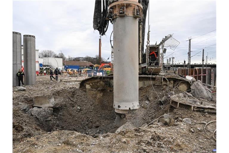 Das Bild zeigt die Baustelle an der Donnersbergerbrücke in München, an der am 01.12.2021 eine Fliegerbombe explodierte. Foto: Polizeipräsidium München/dpa