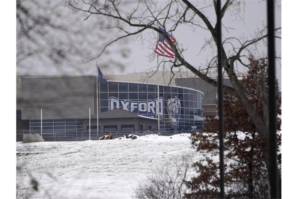 Erneut Vorwürfe gegen Eltern des Schul-Schützen von Michigan Das Bild zeigt die Oxford High School in Oxford, Michigan, wo ein Schüler das Feuer eröffnete. Foto: Paul Sancya/AP/dpa