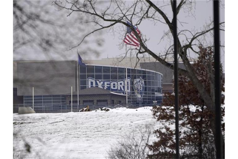 Das Bild zeigt die Oxford High School in Oxford, Michigan, wo ein Schüler das Feuer eröffnete. Foto: Paul Sancya/AP/dpa
