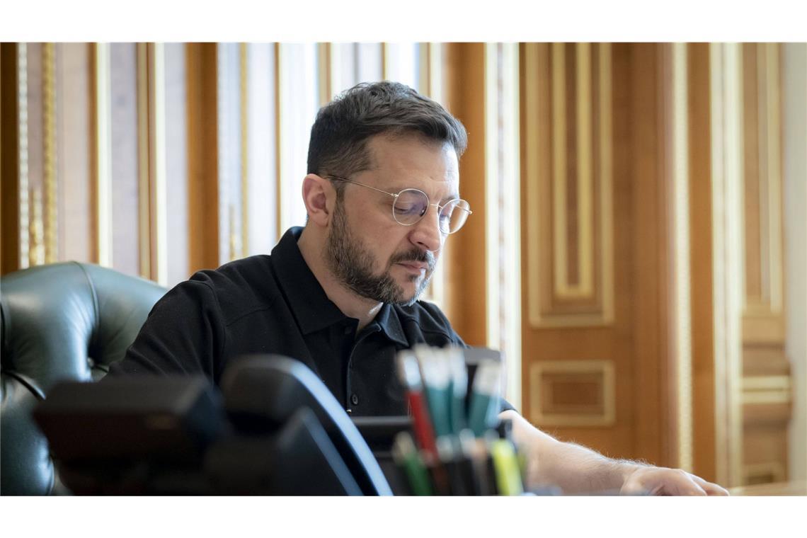 Merz telefoniert mit Selenskyj: Lob für Trumps Vermittlungsbemühungen Das Bild zeigt ein Telefonat des ukrainischen Präsidenten Wolodymyr Selenskyj mit Bundeskanzler Friedrich Merz. (Archivbild)