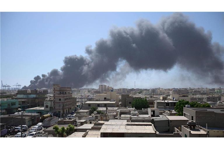 Das Bild zeigt eine Explosion nach einem Drohnenangriff auf Port Sudan. Die sudanesische Armee hat ein Flugzeug mit kolumbianischen Söldnern abgeschossen. (Archivbild)