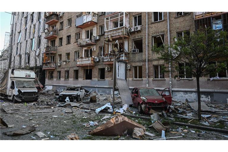 Das Bild zeigt eine Straße in Kiew. Russland greift die Ukraine seit Mittwochabend mit Drohnen, Raketen und Marschflugkörpern an.
