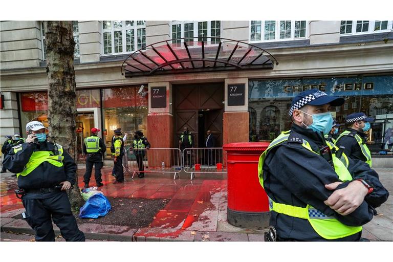 Das Bild zeigt einen Angriff auf Elbit Systems in London. Nun gab es auch in Ulm eine ähnliche Attacke mit Farbbeuteln und Rauchbomben (Archivfoto).