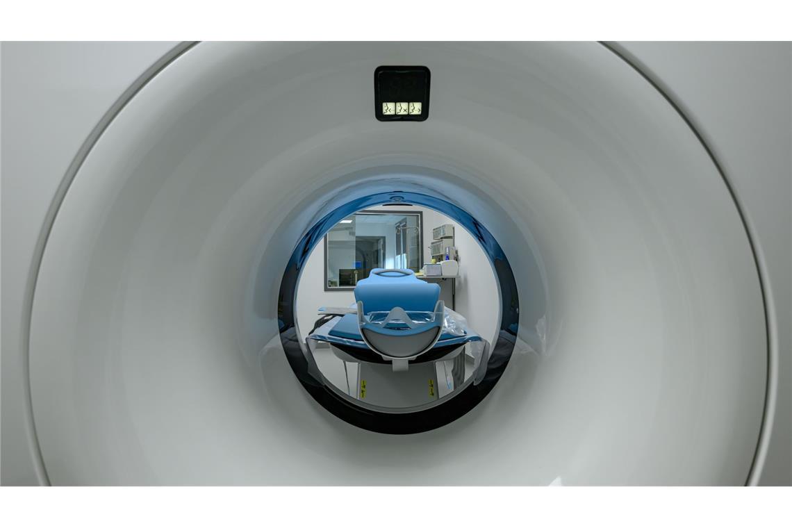 Das Bild zeigt einen Computertomographen.