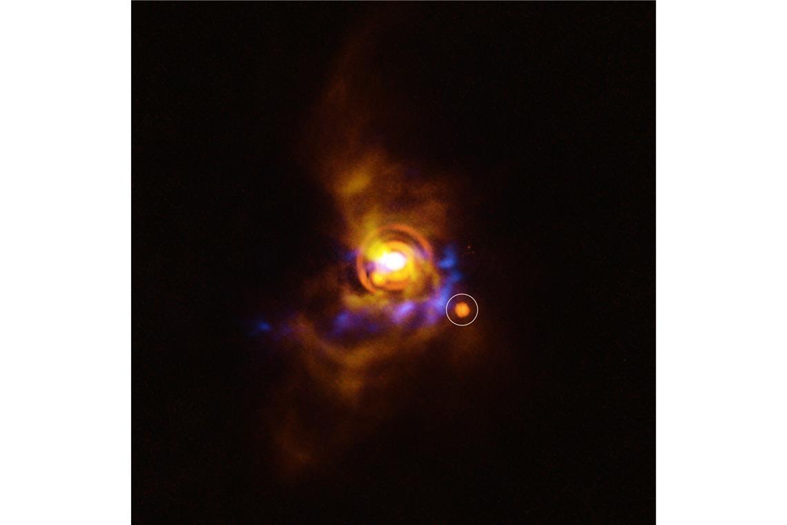 Neuer Planet wächst inmitten einer Staubwolke heran Das Bild zeigt einen möglichen Begleiter, der den jungen Stern V960 Mon umkreist. Das Objekt wurde mit dem Very Large Telescope (VLT) der ESO entdeckt.