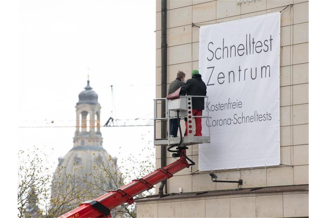 Mehr als 25.000 Corona-Neuinfektionen Das Bilderberg Bellevue Hotel in Dresden wird zur Teststation. Foto: Sebastian Kahnert/dpa-Zentralbild/dpa