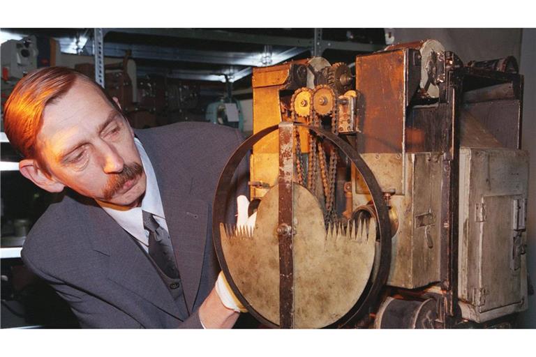 Das Bioskop, eine technische Neuerung, spielte zwei Filmstreifen abwechselnd und projizierte sie so auf die Leinwand. (Archivbild)