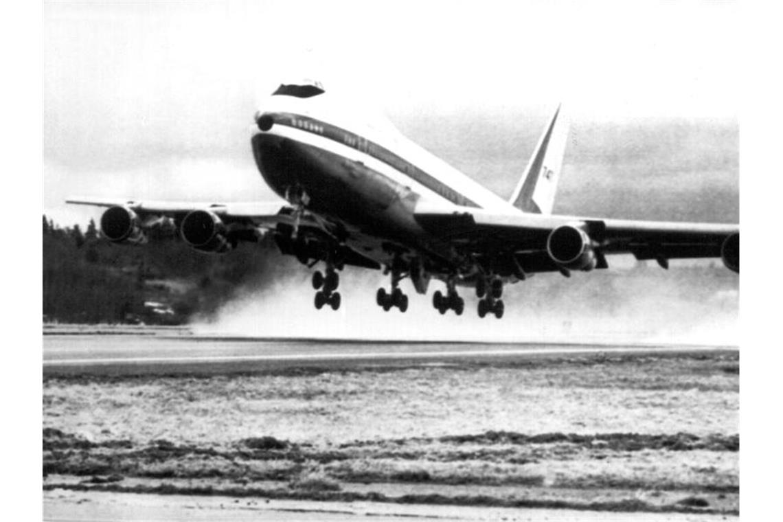 Das bis dahin größte Verkehrsflugzeug, die Boeing 747 „Jumbo Jet“, startet 1962 zum erfolgreichen ersten Probeflug von Paine Field im US-Bundesstaat Washington. Foto: DB dpa/dpa/UPI/dpa