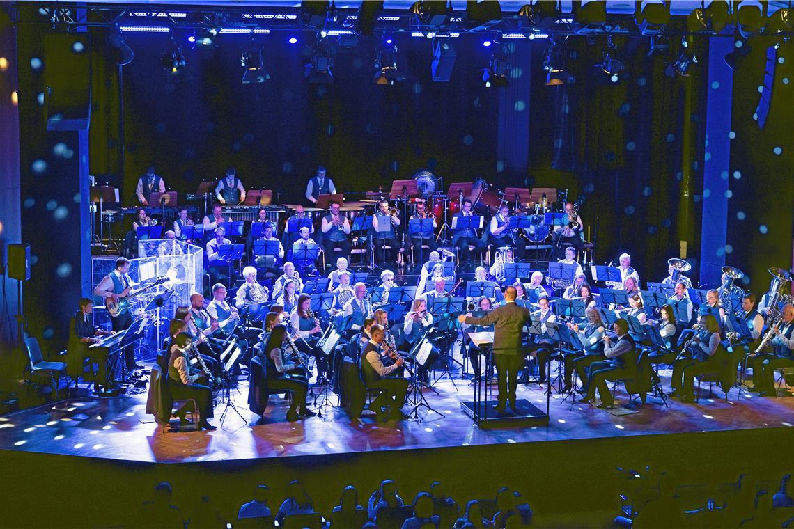 Städtisches Blasorchesters: Jahreskonzert mit Dirigentenwechsel Das Blasorchester erzählt an diesem Abend musikalische Geschichten. Fotos: Alexander Becher