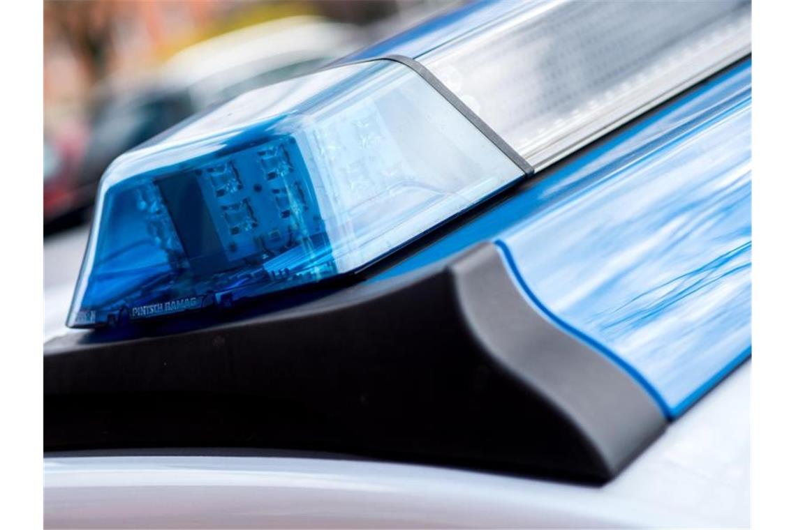 Das Blaulicht an einem Einsatzwagen der Polizei. Foto: Hauke-Christian Dittrich/dpa