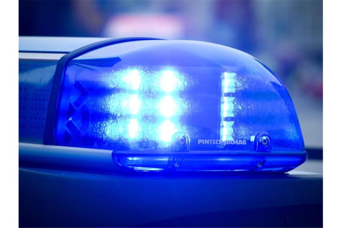 Autofahrerin bei Glätteunfall auf B32 tödlich verletzt Das Blaulicht an einem Polizeiauto leuchtet. Foto: Patrick Pleul/dpa/Archivbild