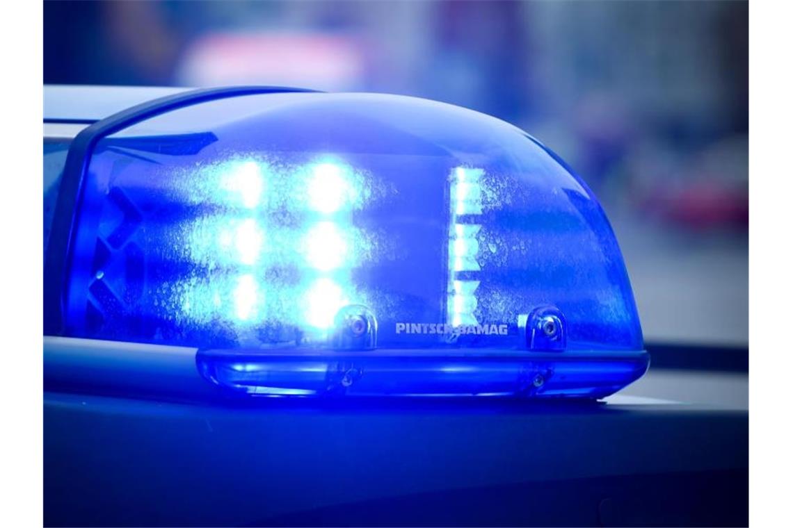 Polizei beendet Treffen mit 70 Menschen auf Parkplatz Das Blaulicht an einem Polizeiauto leuchtet. Foto: Patrick Pleul/dpa/Symbolbild/Archiv