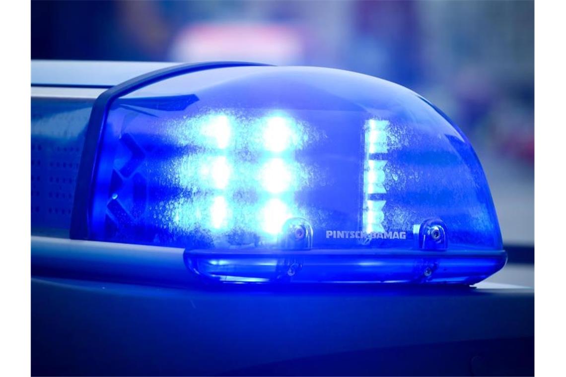 Lastwagen kippt um: 47-jähriger Fahrer schwer verletzt