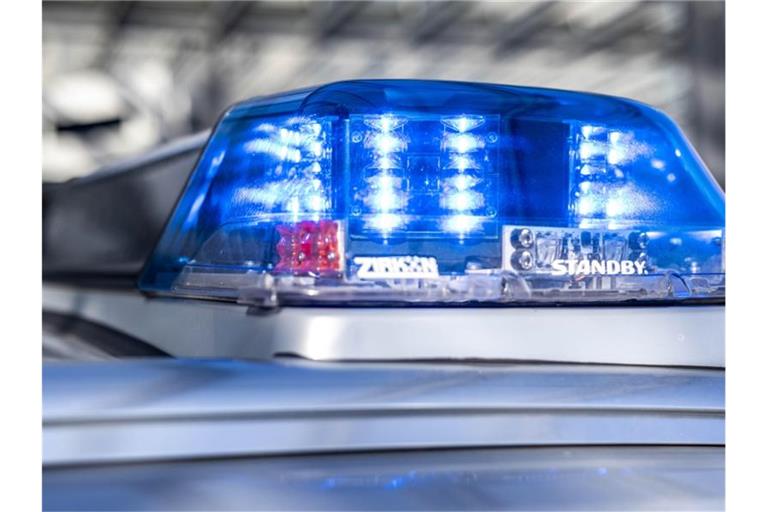 Das Blaulicht an einem Polizeiwagen leuchtet. Foto: David Inderlied/dpa/Illustration