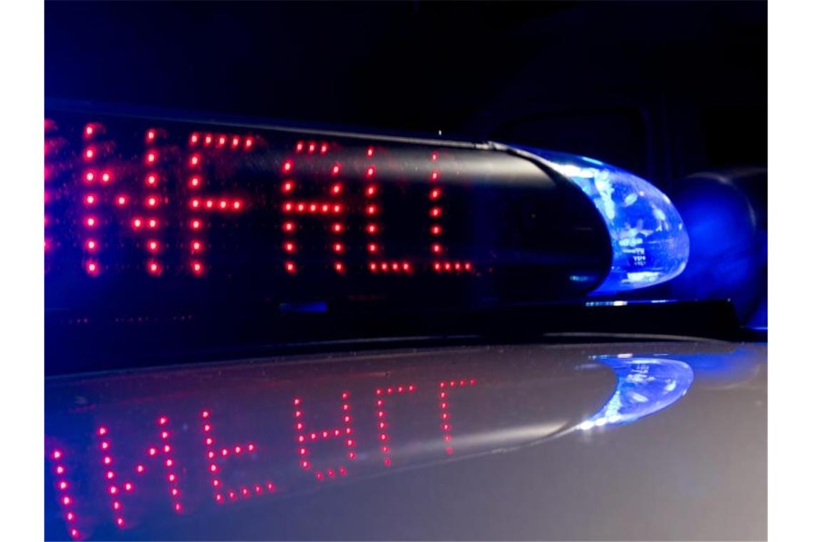 Das Blaulicht auf einem Fahrzeug der Polizei leuchtet, während auf dem Display der Hinweis "Unfall" zu lesen ist. Foto: Monika Skolimowska/Archiv