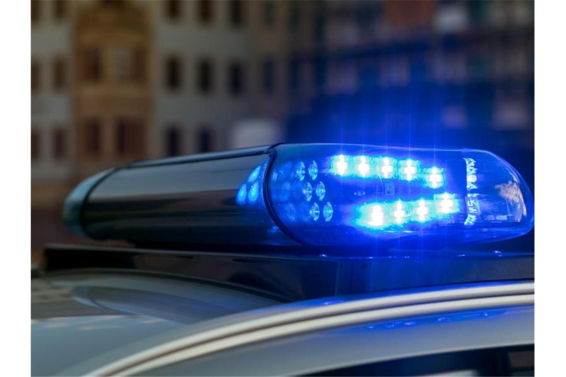 Frau in Stuttgart von drei Männern belästigt und ausgeraubt