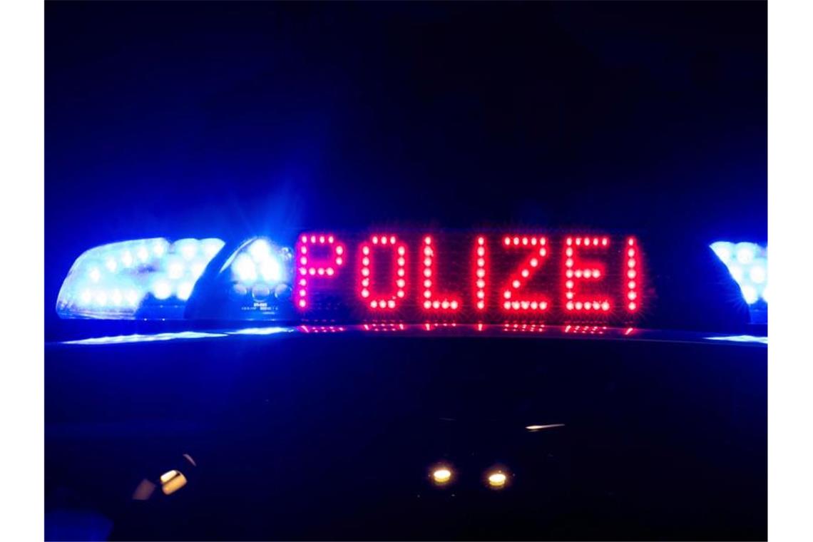 Betrogener Senior bewirft Polizisten in Aalen mit Tellern