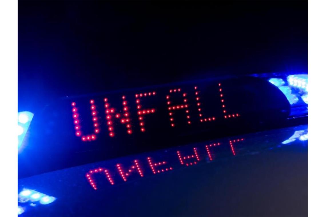 Vier Verletzte bei Unfall mit Streifenwagen in Stuttgart Das Blaulicht auf einem Polizeifahrzeug leuchtet. Auf dem Display ist der Hinweis „Unfall“ zu lesen. Foto: Monika Skolimowska/ZB/dpa