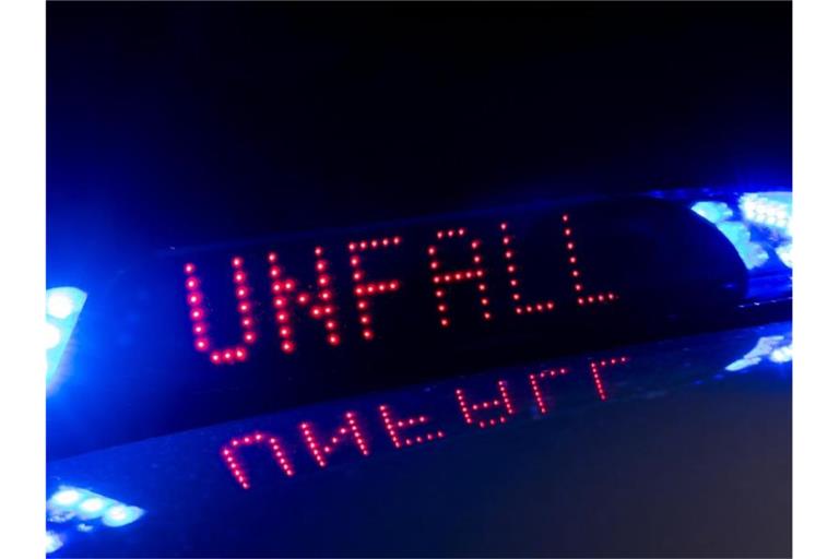 Das Blaulicht auf einem Polizeifahrzeug leuchtet. Auf dem Display ist der Hinweis „Unfall“ zu lesen. Foto: Monika Skolimowska/ZB/dpa