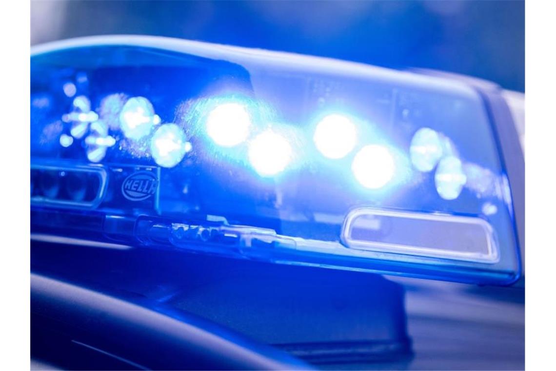 Das Blaulicht auf einem Polizeifahrzeug leuchtet. Foto: Lino Mirgeler/dpa/Symbolbild