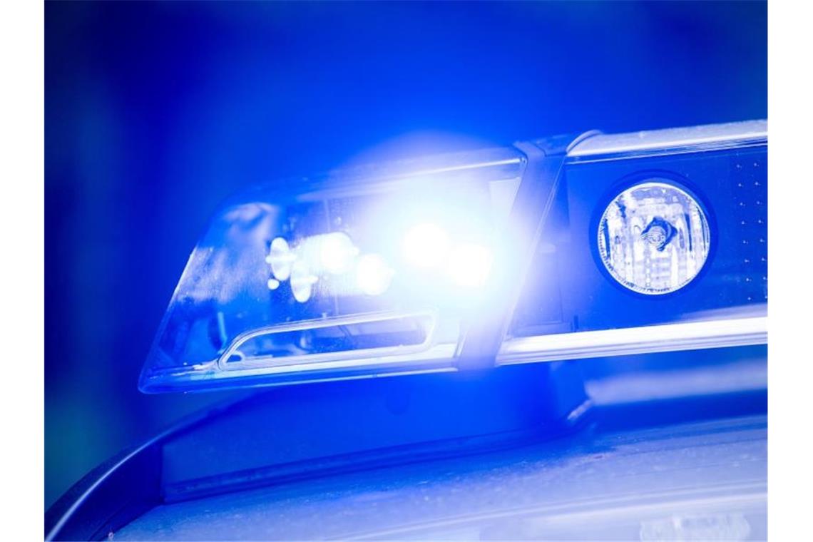 20 Jahre alter Mann soll Tankstellen in Ulm überfallen haben Das Blaulicht auf einem Streifenwagen. Foto: Lino Mirgeler/dpa/Symbolbild/Archiv