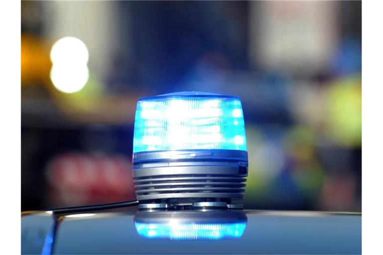 Das Blaulicht auf einem Streifenwagen. Foto: Stefan Puchner/dpa/Symbolbild/Archiv