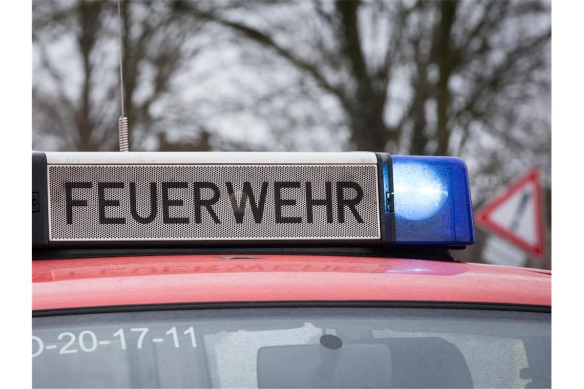 Das Blaulicht eines Feuerwehrautos leuchtet an einem Einsatzort. Foto: Friso Gentsch/dpa/Archivbild