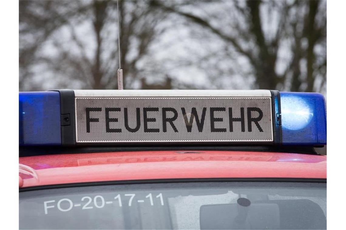 Das Blaulicht eines Feuerwehrautos leuchtet an einem Einsatzort. Foto: Friso Gentsch/dpa/Symbolbild/Archivbild