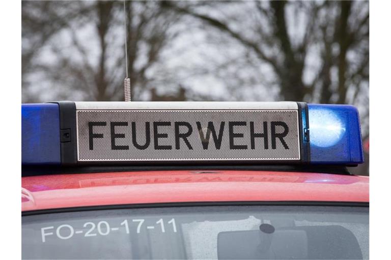 Das Blaulicht eines Feuerwehrautos leuchtet an einem Einsatzort. Foto: Friso Gentsch/dpa/Symbolbild