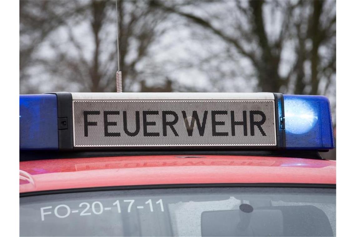 Das Blaulicht eines Feuerwehrautos leuchtet. Foto: Friso Gentsch/dpa/Symbolbild