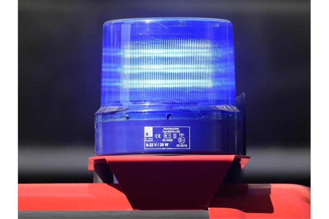 Das Blaulicht eines Feuerwehrfahrzeuges blinkt während eines Einsatzes. Foto: Robert Michael/dpa-Zentralbild/dpa/Symbolbild