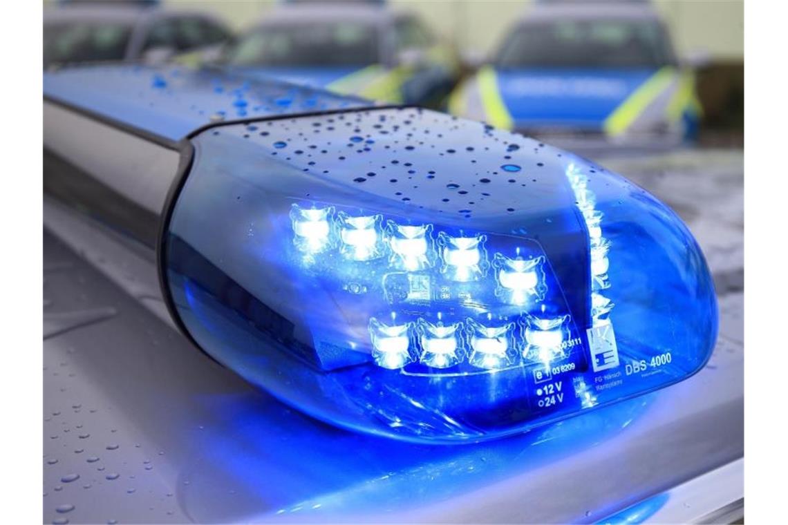 Das Blaulicht eines Funkstreifenwagens der Polizei blinkt. Foto: Jens Wolf/dpa-Zentralbild/dpa