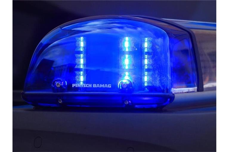 Das Blaulicht eines Funkstreifenwagens der Polizei blinkt. Foto: Jens Wolf/dpa-Zentralbild/dpa