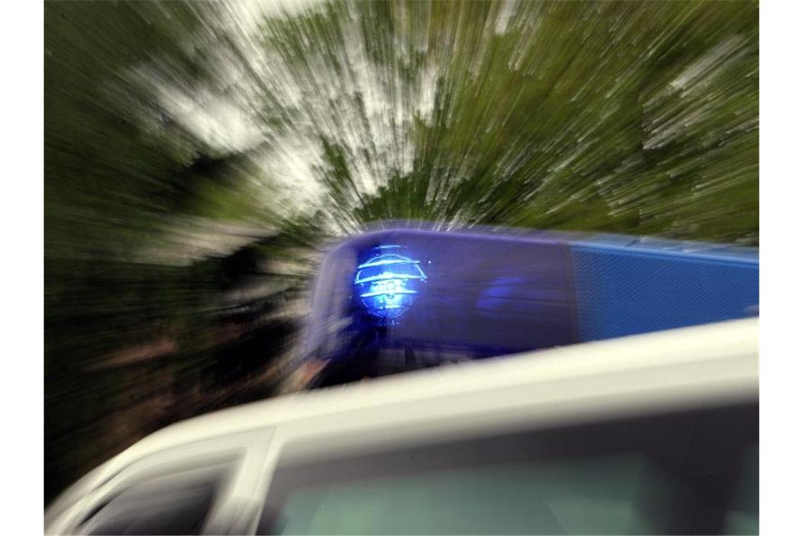 Das Blaulicht eines Polizei-Einsatzfahrzeuges leuchtet. Foto: Marcus Führer/dpa/Archivbild