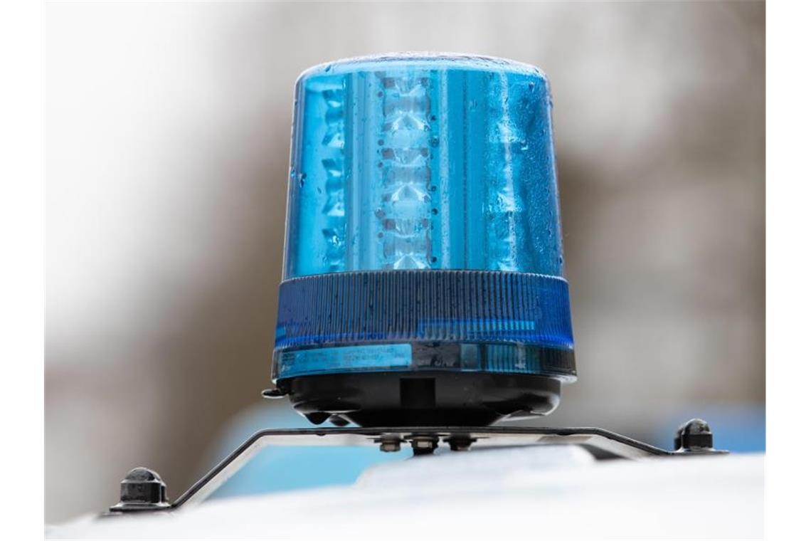 Das Blaulicht eines Polizei-Einsatzwagens. (Bildarchiv). Foto: Friso Gentsch/dpa